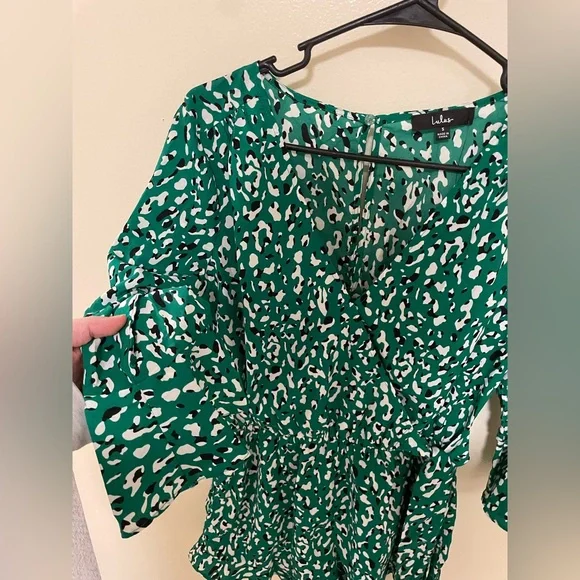 ✨NWT Lulus Make Moves Green and Black Print Flounce Sleeve Romper Size Small - Picture 6 of 15